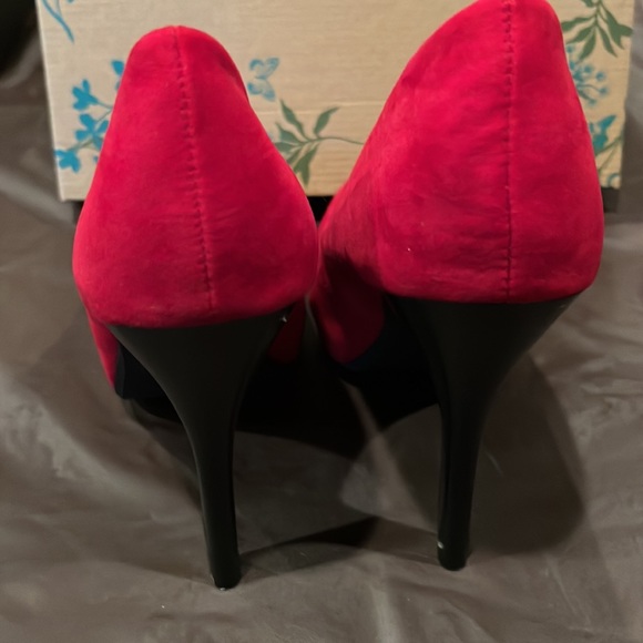 New in box size 7 red suede stiletto with a black heel - Picture 4 of 7